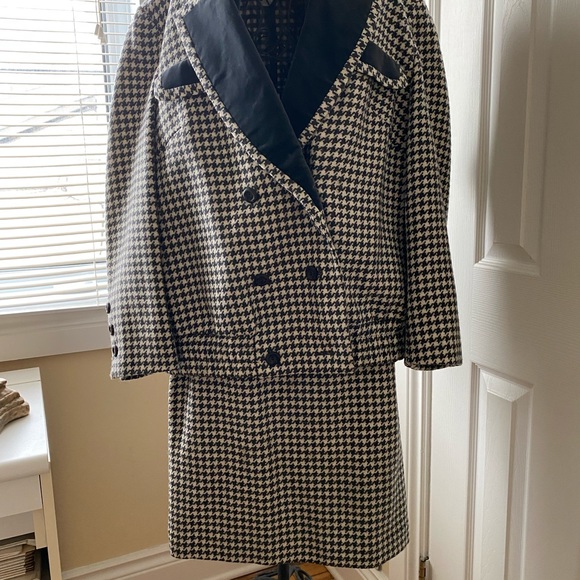 2 piece wool suit by Givenchy. - Picture 3 of 4